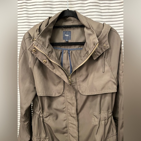 Gap Olive Green Windbreaker Rain Jacket with Pockets and Cinched Waist - Picture 7 of 8
